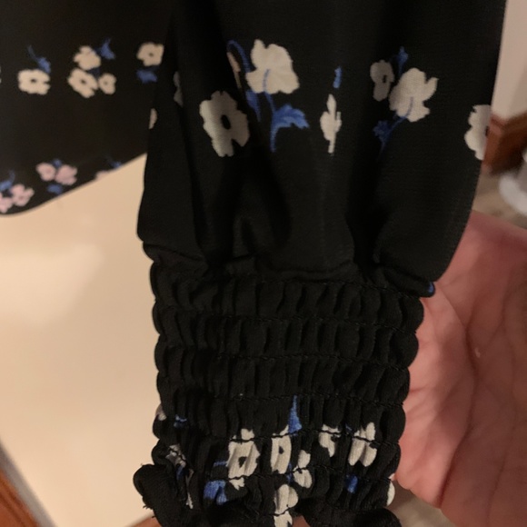 Ann Taylor poly and spandex elastic Ed cuff blouse. Worn once. - Picture 3 of 5